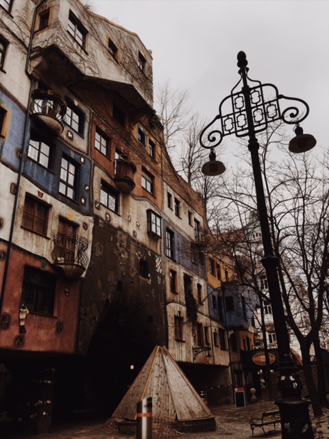 Porovnávačka hlavných miest - Hundertwasserhaus vo Viedni